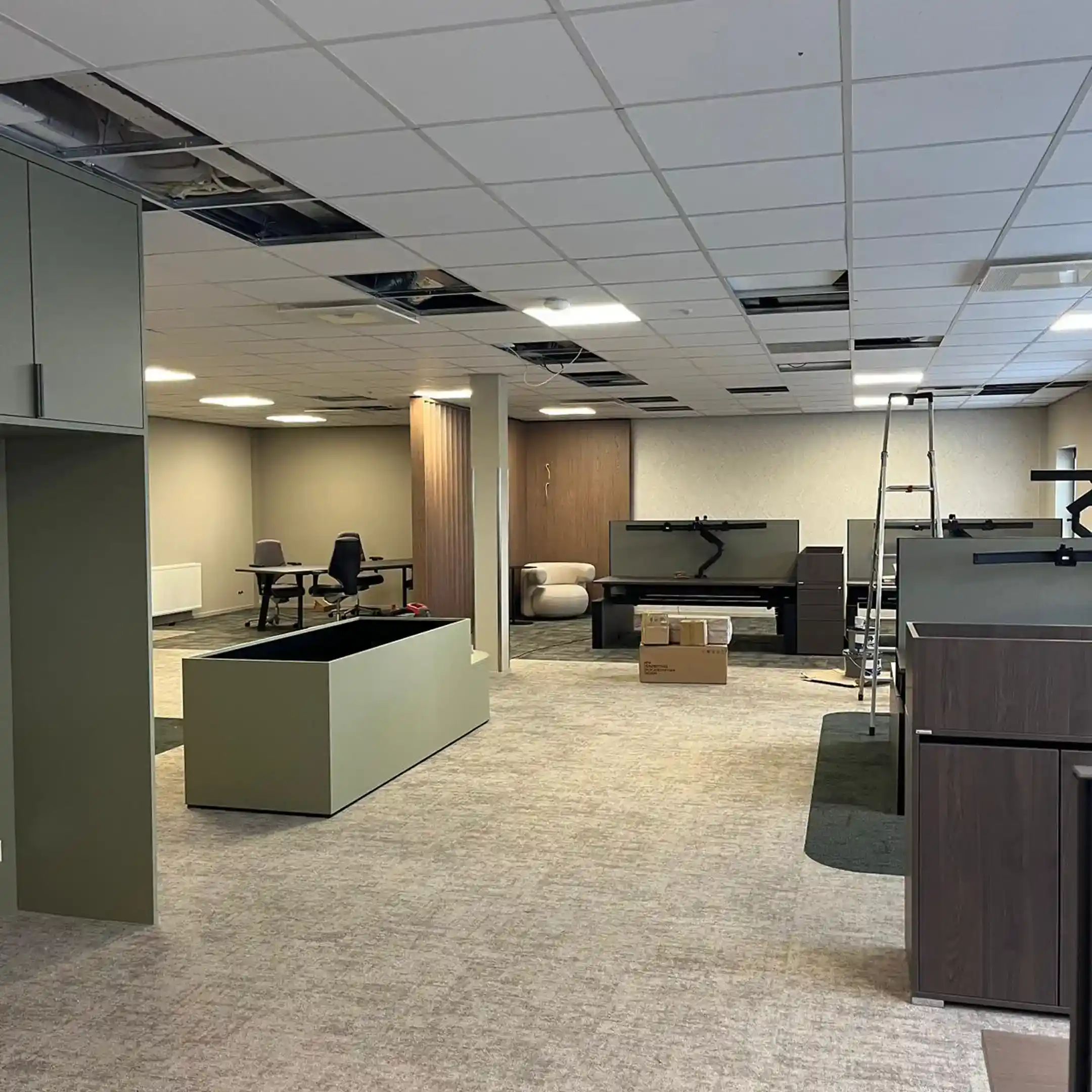 Kantoorontwerp met interieurbouw