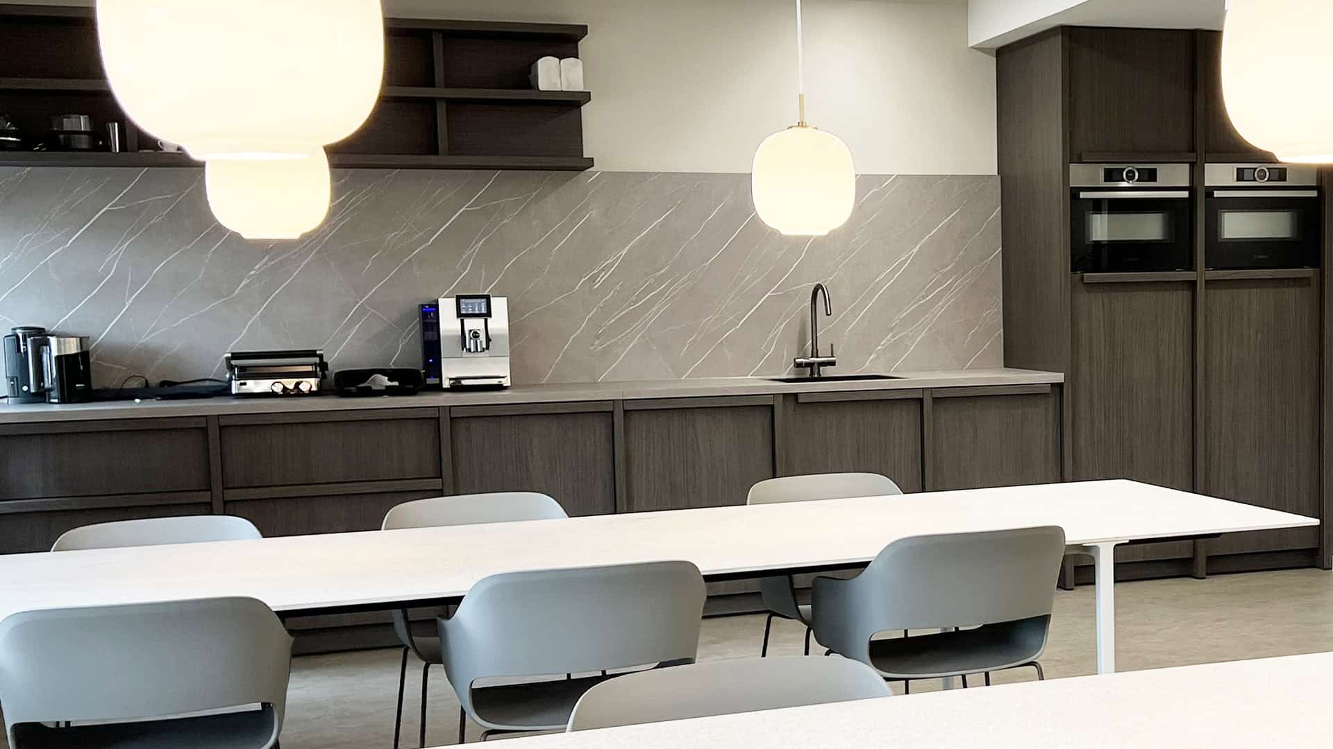 Kantine kantoor warme tinten